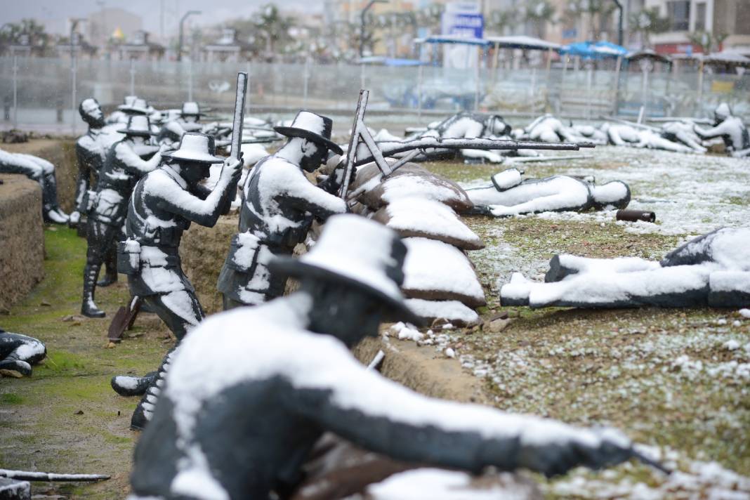 Çanakkale Savaşı'nın Tüm Detaylarını Gösteren Parkta Yer Alan, Bire Bir Boyutlardaki 40 Heykel Kar Yağışıyla Farklı Bir Görünüm 3